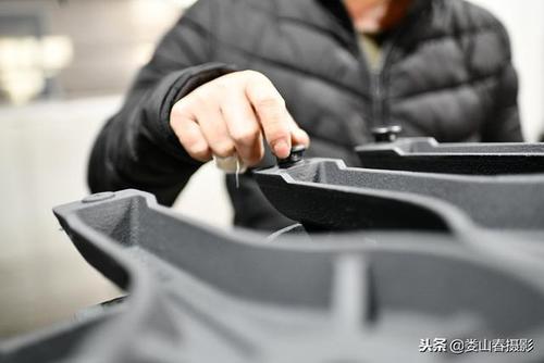 广东省惠州市怀盛电子产品的工人在车间生产电子配件.